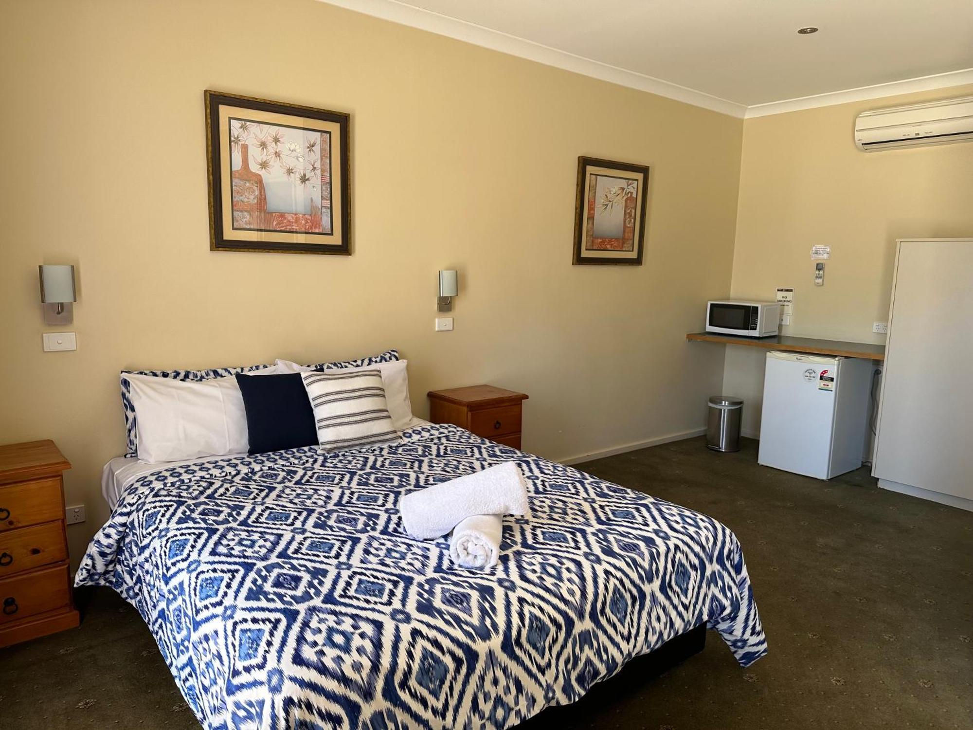 The Tower Hotel Kalgoorlie Exterior photo